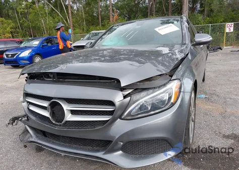 2018 Mercedes-Benz C 300 z USA, uszkodzony, nr VIN 55SWF4JBXJU265610